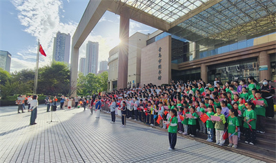 书香迎华诞 高歌颂祖国&mdash;&mdash;青岛市图书馆2026迎国庆广场快闪活动成功举办